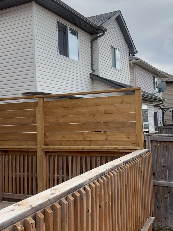 Side view of a wooden privacy screen and deck railing